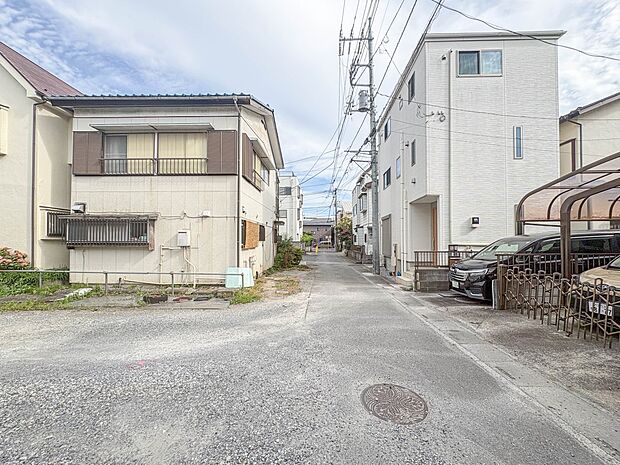 【前面道路4ｍ】車の通行が少ないので、静かな住環境を維持することができます。