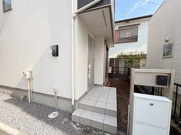 【玄関】家の顔となる玄関は、高いデザイン性が求められます。高級感と断熱性、防犯性に優れた玄関ドアを標準装備。ピッキング対策のセキュリティサムターン等、防犯に考慮しました。