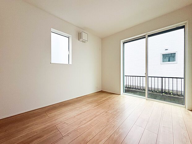 【子供部屋】お子様のお部屋にぴったりなクロークを備えたフローリング仕様の洋室です。