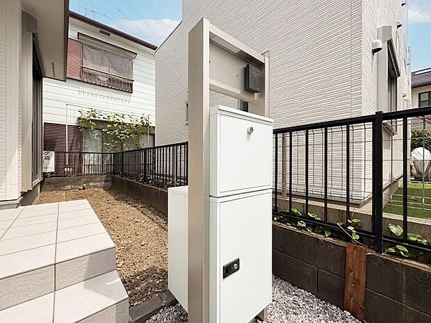 【外観】玄関ポスト、宅配BOXがあります。自転車などを置くスペースもあります。