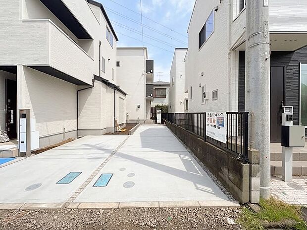 【駐車場】毎日の生活にマイカーが必須という方は、購入を検討する際、駐車場があることは大事な条件です。毎日の通勤や家族の送迎、買い物やお出かけなどクルマのある暮らしを満喫したい方は要チェック。…