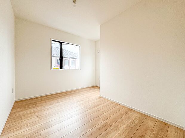 【子供部屋5.1帖】お子様のお部屋にぴったりなクロークを備えたフローリング仕様の洋室です。