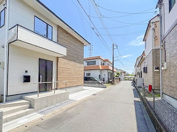 【前面道路4M】車の通行が少ないので、静かな住環境を維持することができます。