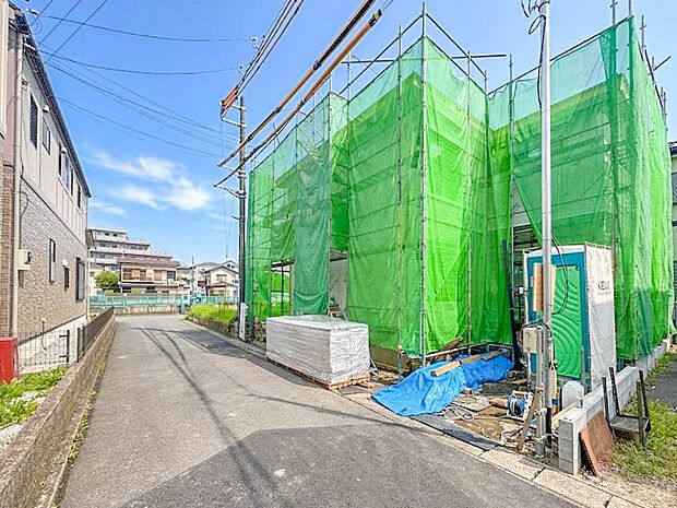 【前面道路4M】家の前をまっすぐの通りが走っている。クルマは少なく、人々は毎朝、ウォーキング、ジョギング、犬の散歩など、フリーな朝時間を過ごしている。