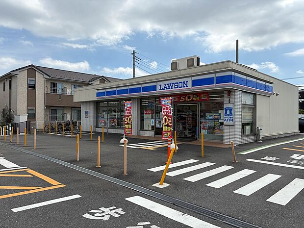 コンビニ 450m ローソン越谷宮本町店(新・企業スローガンは「マチのほっとステーション」。「圧倒的な美味しさ」「人への優しさ」「地球(マチ)への優しさ」の3つの約束で社会の課題に応えていき…
