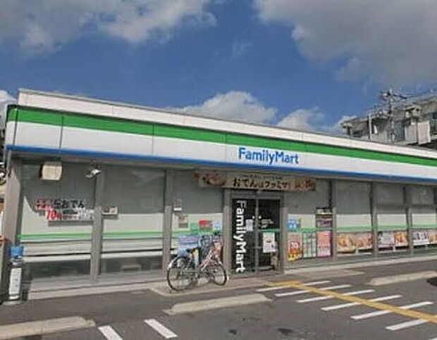 コンビニ 220m ファミリーマート草加2丁目店(ファミリーマートの強さは、少量のお惣菜を売るファミデリカとドラッグストアと組んだコラボ。サラダを中心にしたヘルシー食材が充実のコンビニです。…