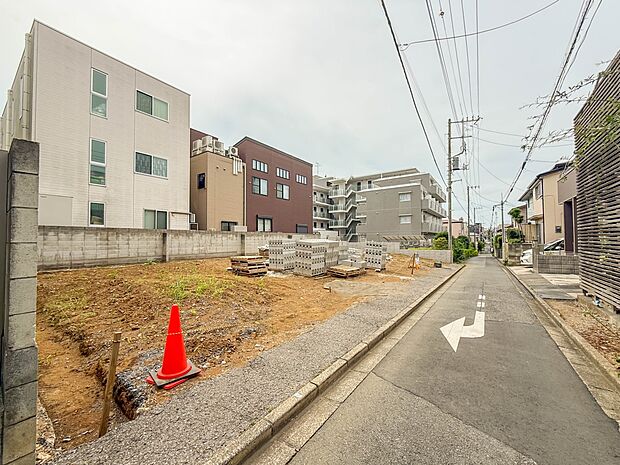 2号棟【前面道路3.3m】車の通行が少ないので、静かな住環境を維持することができます。