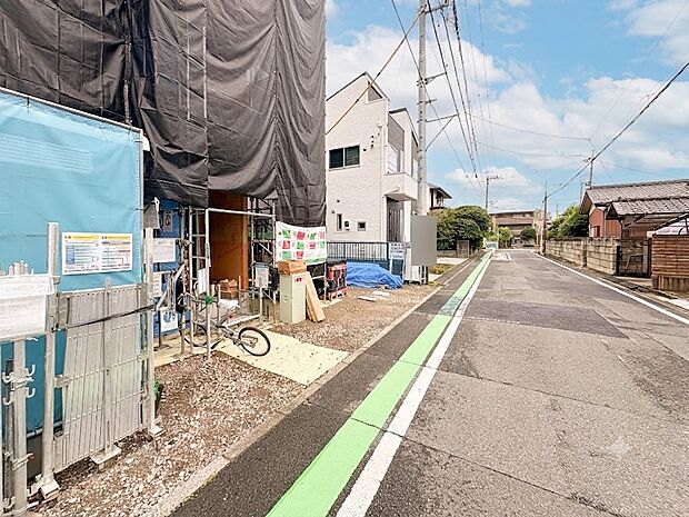 【前面道路】家の前をまっすぐの通りが走っている。クルマは少なく、人々は毎朝、ウォーキング、ジョギング、犬の散歩など、フリーな朝時間を過ごしている。