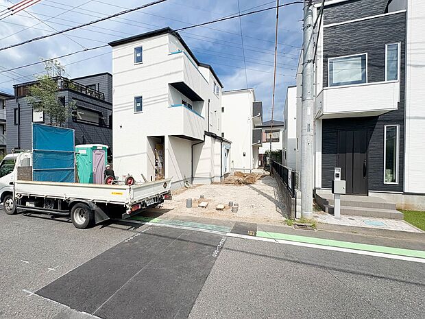 【外観】堂々たる趣ながら、主張し過ぎずどこか余裕を感じさせるシャープなフォルムで佇む邸宅は、晴天の空と照らし合わせる事で、本来あるべき完成形の姿を見せてくれます。