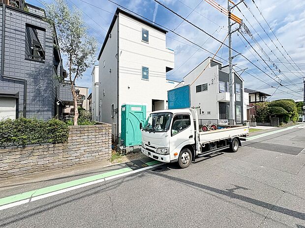 家の前をまっすぐの通りが走っている。クルマは少なく、人々は毎朝、ウォーキング、ジョギング、犬の散歩など、フリーな朝時間を過ごしている。