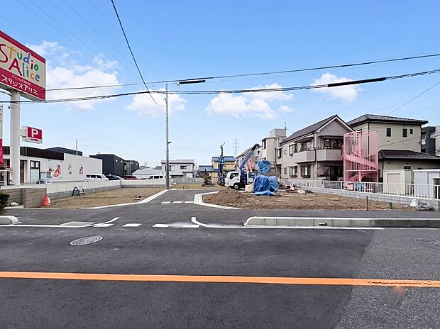【前面道路】陽当りや通風性など各所に施された工夫で住みやすさを実現。部屋の大きさや周辺環境・街並など、資料には掲載していない情報が現地にはたくさんございます。是非ご確認下さい。