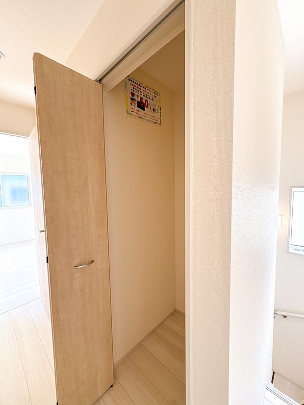 【収納】各所に配置された収納スペースは、洋服や小物はもちろんのこと、掃除機や日用予備品・お子様のおもちゃなど様々な物を収納して頂ける便利なスペースです。