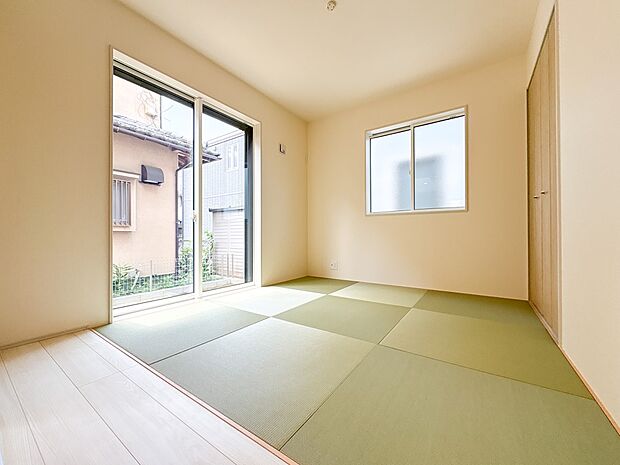 【和室5.25帖】 畳には音を吸収する作用があるので、元気いっぱいのお子さんの遊び場所として、最適な空間となるでしょう。また、クッション性があるのでお子さんが転んでケガをするリスクを軽減し…