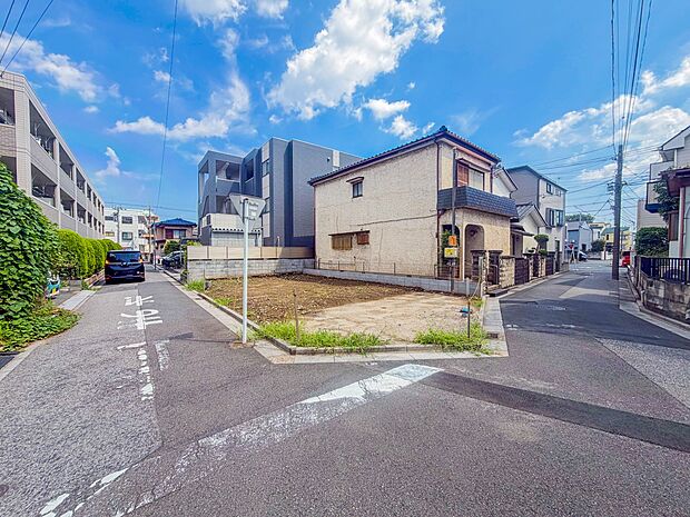 【前面道路】陽当りや通風性など各所に施された工夫で住みやすさを実現。部屋の大きさや周辺環境・街並など、資料には掲載していない情報が現地にはたくさんございます。是非ご確認下さい。