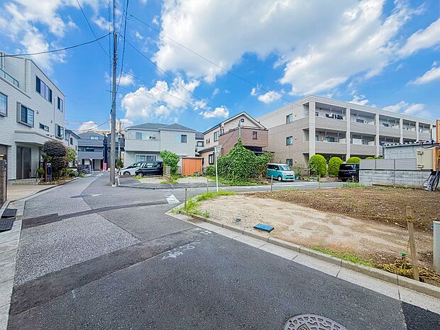 【前面道路-公道幅員約4ｍ-】角地2面道路で明るく開放的な住まいが実現できます。車の通行も少ないので、住環境も静かでGOODです。