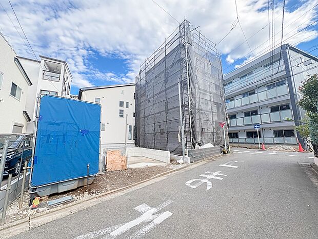 【駐車場】毎日の生活にマイカーが必須という方は、購入を検討する際、駐車場があることは大事な条件です。毎日の通勤や家族の送迎、買い物やお出かけなどクルマのある暮らしを満喫したい方は要チェック。…