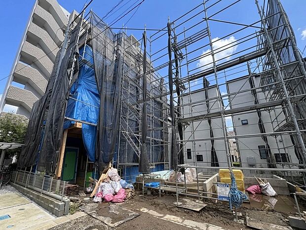 4号棟【前面道路】家の前をまっすぐの通りが走っている。クルマは少なく、人々は毎朝、ウォーキング、ジョギング、犬の散歩など、フリーな朝時間を過ごしている。