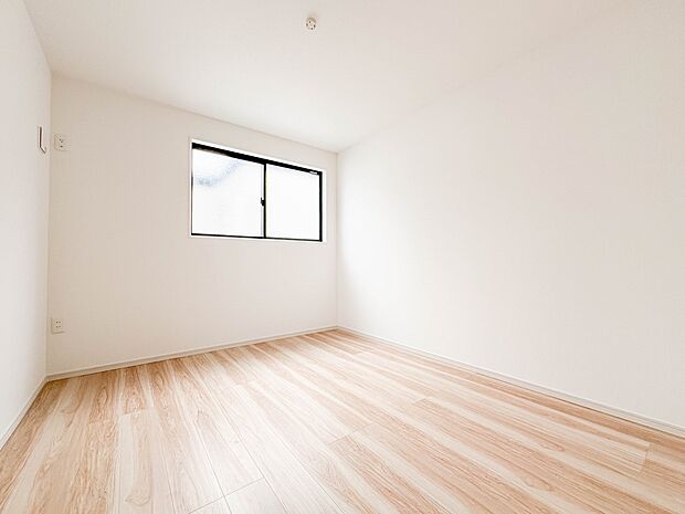 【子供部屋5.2帖】お子様のお部屋にぴったりなクロークを備えたフローリング仕様の洋室です。
