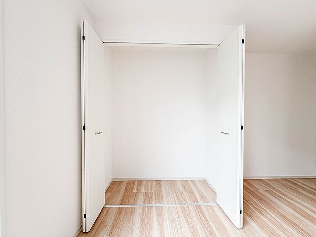 【収納】各部屋を最大限に広く使って頂ける様、全居住スペースに収納付。プライベートルームはゆったりと快適に。