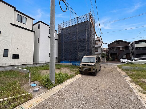 1号棟【前面道路】陽当りや通風性など各所に施された工夫で住みやすさを実現。部屋の大きさや周辺環境・街並など、資料には掲載していない情報が現地にはたくさんございます。是非ご確認下さい。