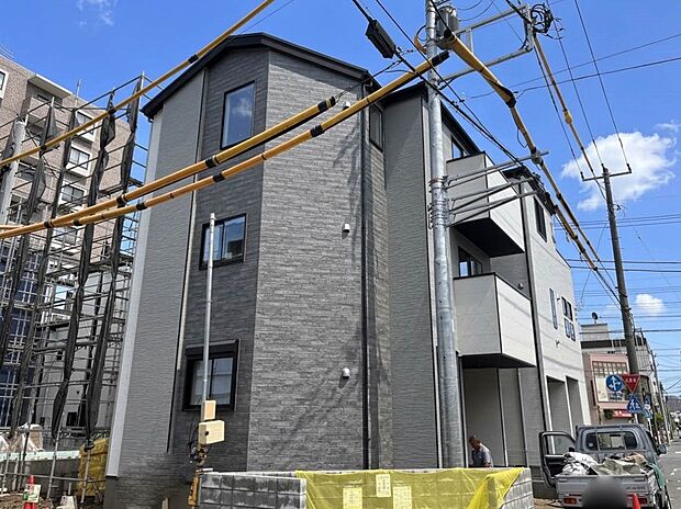 1号棟【外観】こちらの物件が少しでも気になるようでしたら、お気軽にお問合せください。人生でいちばん大きなお買い物ですので、ゆっくりご見学ください。ネット上の画像と実際の見学では、リアル感がま…
