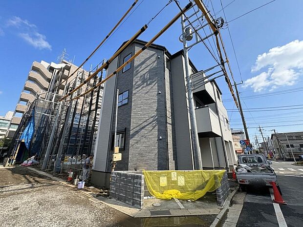 1号棟【外観】堂々たる趣ながら、主張し過ぎずどこか余裕を感じさせるシャープなフォルムで佇む邸宅は、晴天の空と照らし合わせる事で、本来あるべき完成形の姿を見せてくれます。