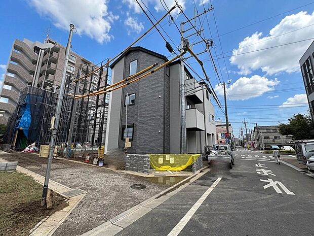 1号棟【前面道路】陽当りや通風性など各所に施された工夫で住みやすさを実現。部屋の大きさや周辺環境・街並など、資料には掲載していない情報が現地にはたくさんございます。是非ご確認下さい。