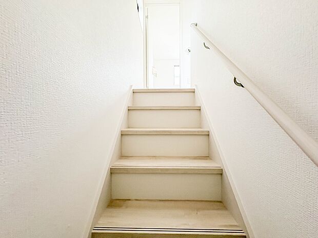 【手すり付階段】手すりがないと階段の昇り降りで危険なことはもちろん、壁に手をつきながら歩くことで壁紙が汚れやすくなります。すべての方に快適に昇り降りしていただくため、手すりを設置しました。