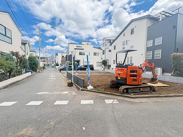 【前面道路】車の通行が少ないので、静かな住環境を維持することができます。