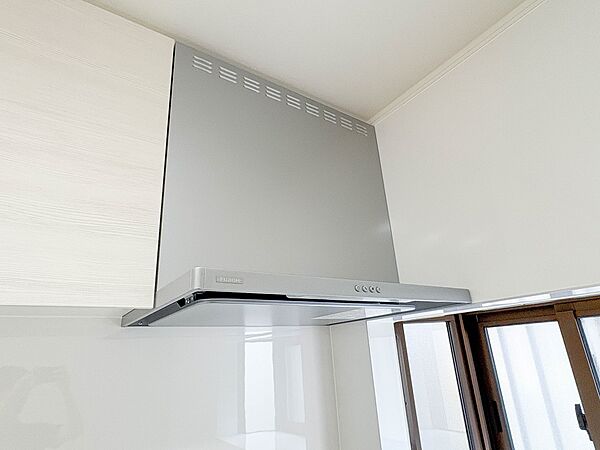【レンジフード】調理の際に発生する汚れた空気（二酸化炭素、油煙、水蒸気、ニオイなど）を、ダクトを通して屋外に排出しています。