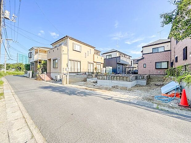 【前面道路4M】家の前をまっすぐの通りが走っている。クルマは少なく、人々は毎朝、ウォーキング、ジョギング、犬の散歩など、フリーな朝時間を過ごしている。