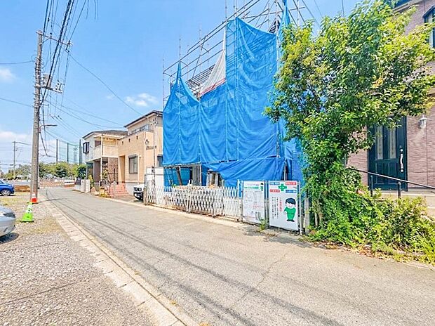 【前面道路4M】家の前をまっすぐの通りが走っている。クルマは少なく、人々は毎朝、ウォーキング、ジョギング、犬の散歩など、フリーな朝時間を過ごしている。