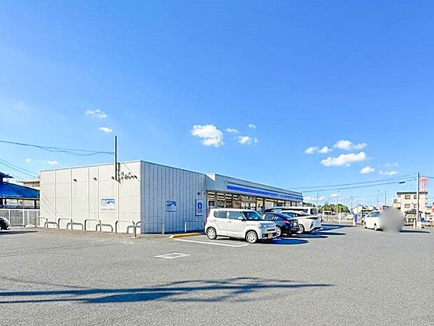 コンビニ 700m ローソン越谷大間野2丁目店(新・企業スローガンは「マチのほっとステーション」。「圧倒的な美味しさ」「人への優しさ」「地球（マチ）への優しさ」の3つの約束で社会の課題に応え…