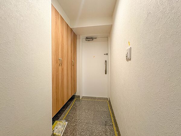 【玄関】玄関はおうちの顔と言われます。玄関アプローチは、外観デザインの印象を左右します。ご家族の個性を出しながら、素敵な玄関でお客様をお迎えしてください。
