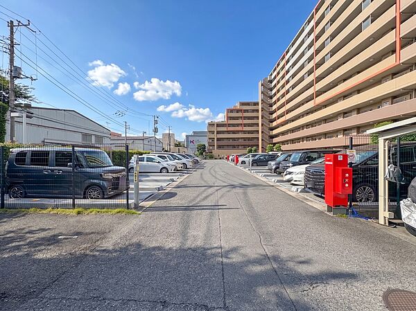 【駐車場】日々の暮らしにマイカーが必要。そんな方は物件の購入条件に駐車場は必須です。通勤に、家族のお迎えに、お買物に、おでかけに、クルマライフを楽しみたい方に。