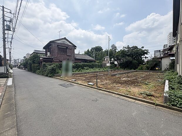 2号棟【外観】堂々たる趣ながら、主張し過ぎずどこか余裕を感じさせるシャープなフォルムで佇む邸宅は、晴天の空と照らし合わせる事で、本来あるべき完成形の姿を見せてくれます。