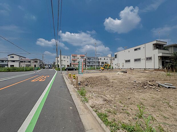 【前面道路】陽当りや通風性など各所に施された工夫で住みやすさを実現。部屋の大きさや周辺環境・街並など、資料には掲載していない情報が現地にはたくさんございます。是非ご確認下さい。