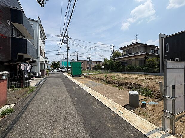 【前面道路】車の通行が少ないので、静かな住環境を維持することができます。※青空はイメージです。