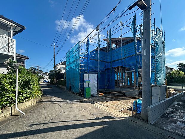 【前面道路】家の前をまっすぐの通りが走っている。クルマは少なく、人々は毎朝、ウォーキング、ジョギング、犬の散歩など、フリーな朝時間を過ごしている。