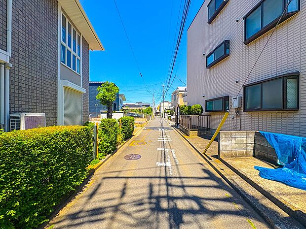 【前面道路】車の通行が少ないので、静かな住環境を維持することができます。