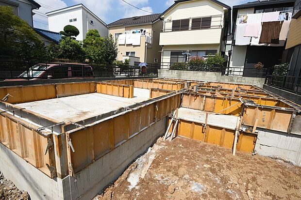【ベタ基礎】 床面と立ち上がり部分が一体となる強固なベタ基礎工法。幅は150mm、高さは400mm。鉄筋はあらかじめ工場でつくることで現場加工による精度のバラツキもなくしています。