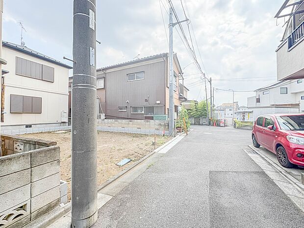 【前面道路4m】家の前をまっすぐの通りが走っている。クルマは少なく、人々は毎朝、ウォーキング、ジョギング、犬の散歩など、フリーな朝時間を過ごしている。