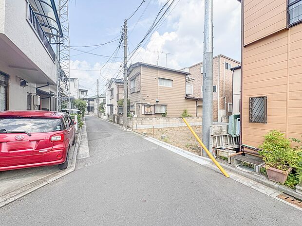 【前面道路4m】家の前をまっすぐの通りが走っている。クルマは少なく、人々は毎朝、ウォーキング、ジョギング、犬の散歩など、フリーな朝時間を過ごしている。