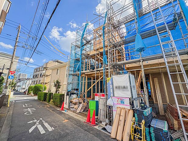 【外観】家族の温かさと陽光の暖かさ、楽しい毎日と明るい未来を予感させる「空間が織り成すひとつ先の住み心地」を演出します。