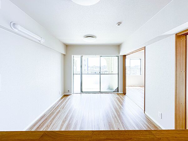 【リビング】うららかな陽射しがどのお部屋にも降り注ぎますように、快適さを追求した間取設計。得難い立地環境での生活を恵みの豊かな永住の地へと変えてくれます。