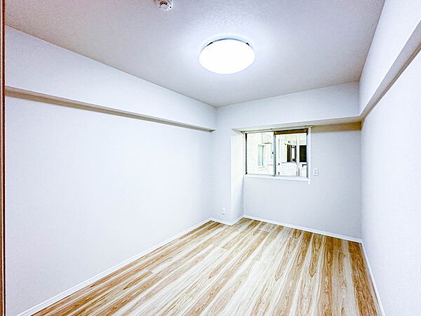 【子供部屋】お子様のお部屋にぴったりなクロークを備えたフローリング仕様の洋室です。