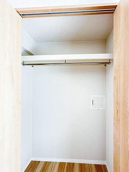 【収納】壁面クローゼットのメリットは、衣類が横一列に並ぶためひと目で洋服が選びやすいこと。衣類をたくさんお持ちの方も、限られたスペース内に無理なく収納することができます。