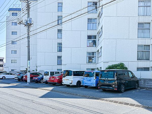【駐車場】日々の暮らしにマイカーが必要。そんな方は物件の購入条件に駐車場は必須です。通勤に、家族のお迎えに、お買物に、おでかけに、クルマライフを楽しみたい方に。