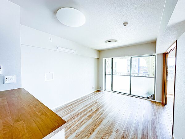 【リビングダイニング】シンプルなデザインの家は風情がある。住む人のこだわりを感じる。外観も内装もいたってシンプル。居心地がよく、家事や趣味、子育てなどにも集中できる。家も人間も熟成するほどシ…