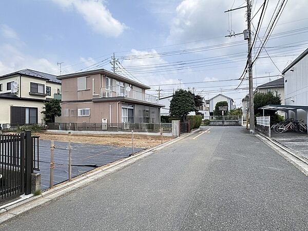 【前面道路】車の通行が少ないので、静かな住環境を維持することができます。